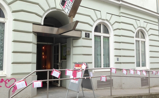 Bewerbung Lange Nacht der Kirchen beim Eingang Haus der Frau